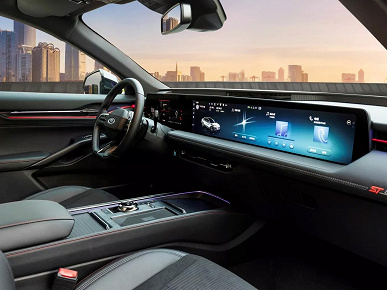 В России можно заказать 5-метровый 240-сильный кроссовер Ford Evos, оснащённый 8-ступенчатым &laquo;автоматом&raquo; и 27-дюймовым экраном. Сколько за него просят?